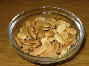 °almond and garlic - almonds